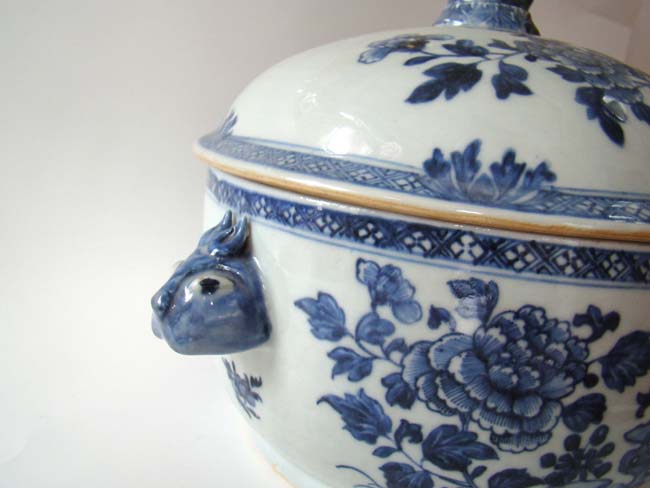 A beautiful large early 19th century Chinese Export Porcelain covered bowl — image 3